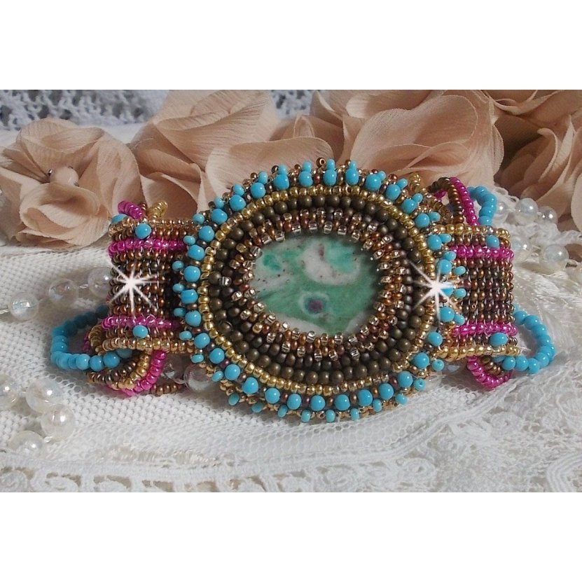 Cheyenne armband broderat med en ädelsten, en Fuchsite rubin med Miyuki fröpärlor och tjeckiska fröpärlor.