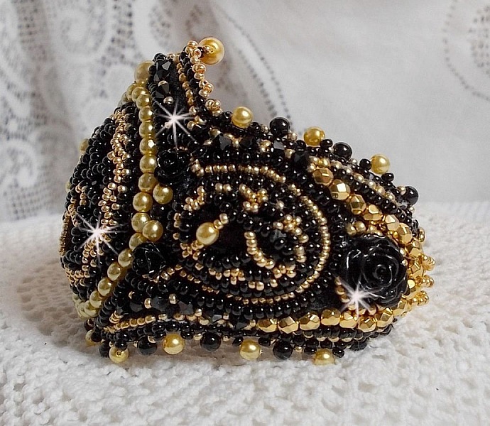 Cleopatra-armband broderat med svart onyx, Swarovski-kristaller och fr&ouml;p&auml;rlor