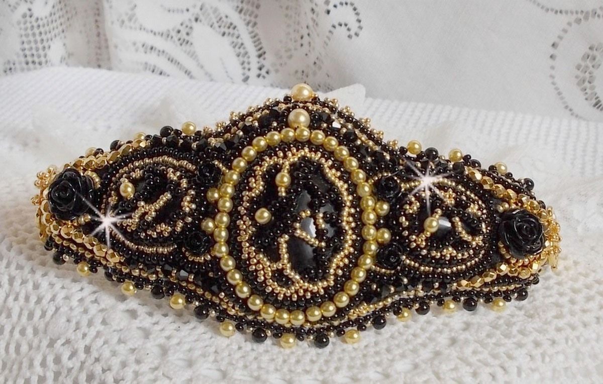 Cleopatra-armband broderat med svart onyx, Swarovski-kristaller och fröpärlor
