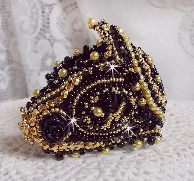 Cleopatra-armband broderat med svart onyx, Swarovski-kristaller och fr&ouml;p&auml;rlor