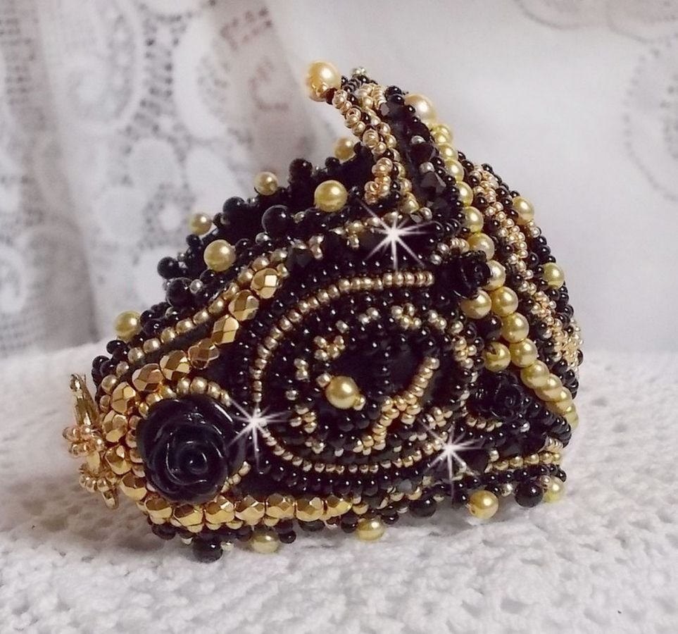 Cleopatra-armband broderat med svart onyx, Swarovski-kristaller och fröpärlor