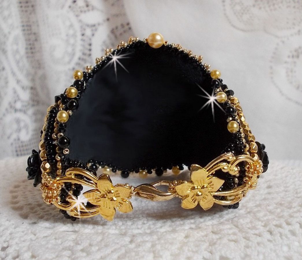 Cleopatra-armband broderat med svart onyx, Swarovski-kristaller och fröpärlor