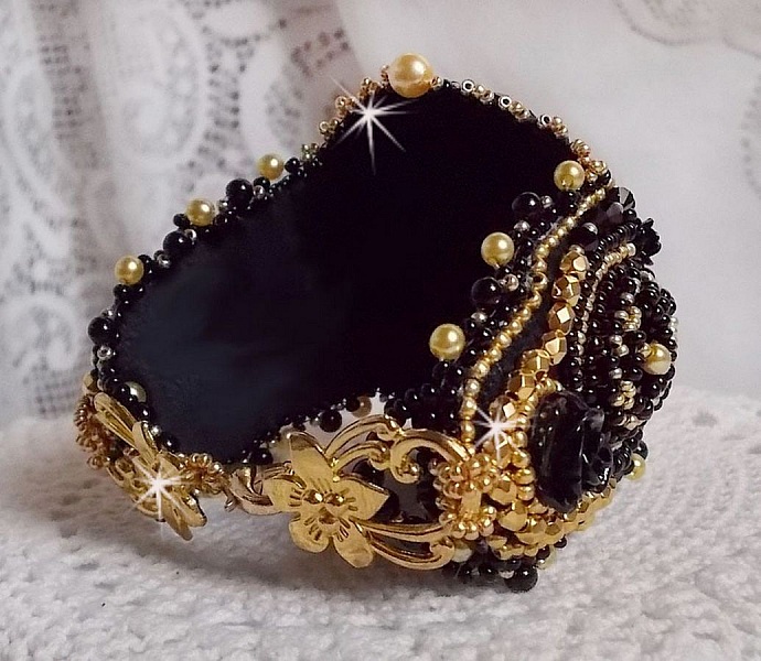 Cleopatra-armband broderat med svart onyx, Swarovski-kristaller och fr&ouml;p&auml;rlor