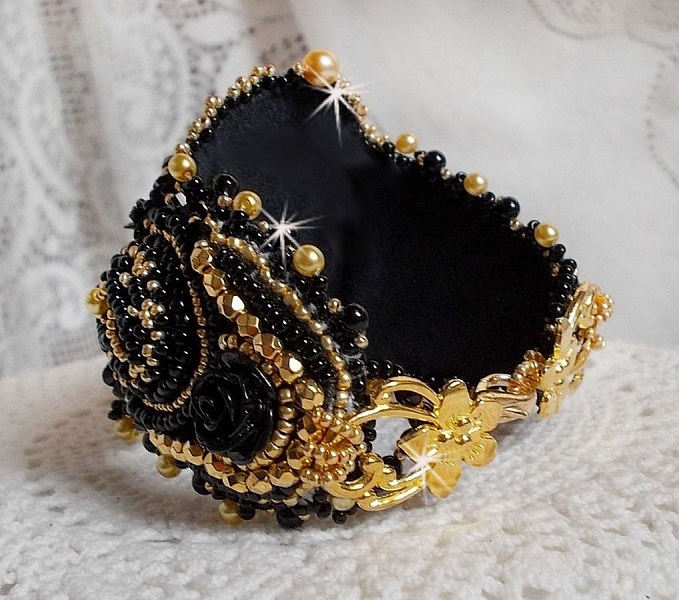 Cleopatra-armband broderat med svart onyx, Swarovski-kristaller och fr&ouml;p&auml;rlor