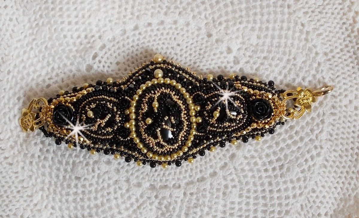 Cleopatra-armband broderat med svart onyx, Swarovski-kristaller och fröpärlor