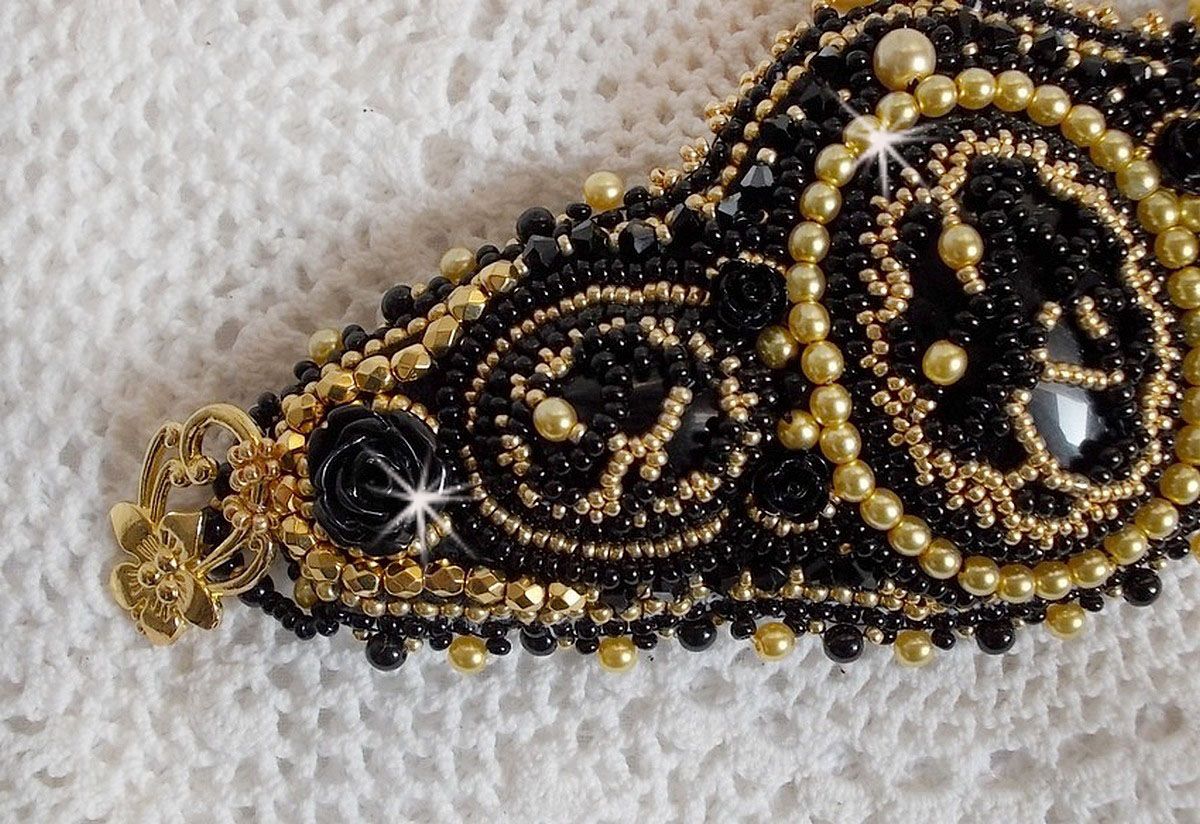 Cleopatra-armband broderat med svart onyx, Swarovski-kristaller och fröpärlor