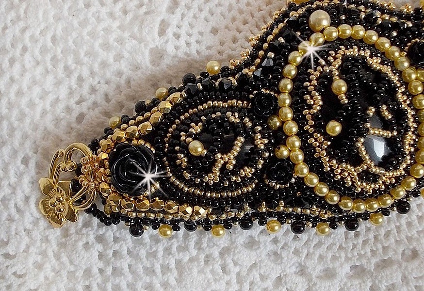 Cleopatra-armband broderat med svart onyx, Swarovski-kristaller och fr&ouml;p&auml;rlor