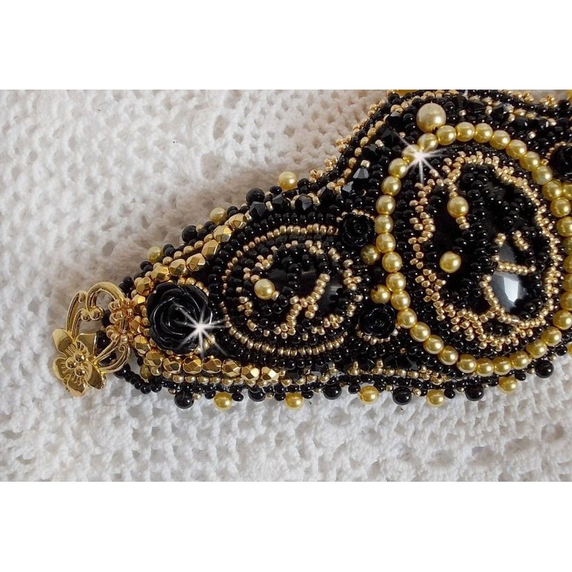 Cleopatra-armband broderat med svart onyx, Swarovski-kristaller och fröpärlor