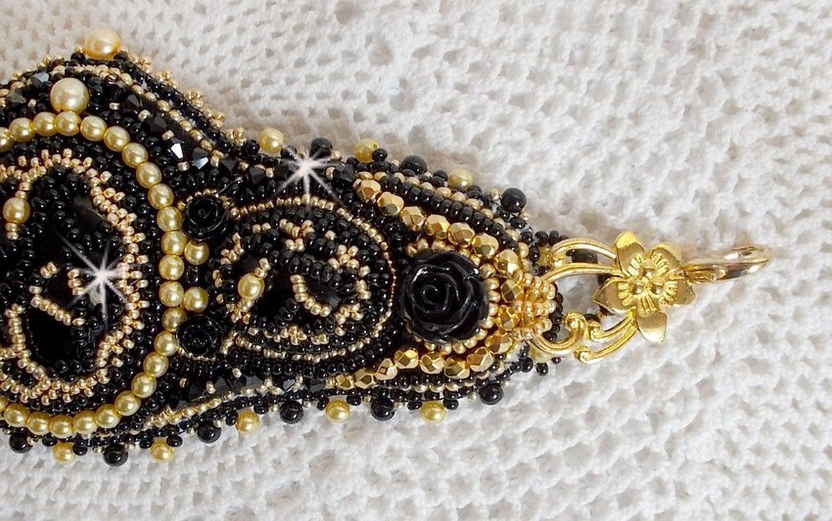 Cleopatra-armband broderat med svart onyx, Swarovski-kristaller och fröpärlor