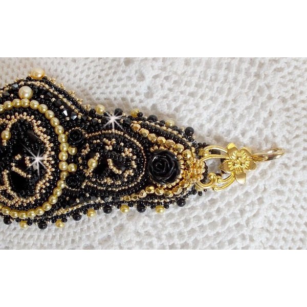 Cleopatra-armband broderat med svart onyx, Swarovski-kristaller och fröpärlor