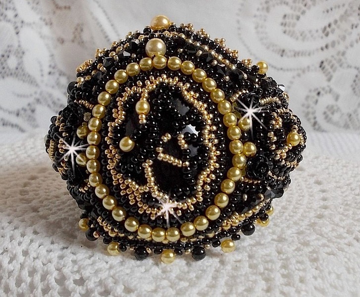 Cleopatra-armband broderat med svart onyx, Swarovski-kristaller och fr&ouml;p&auml;rlor