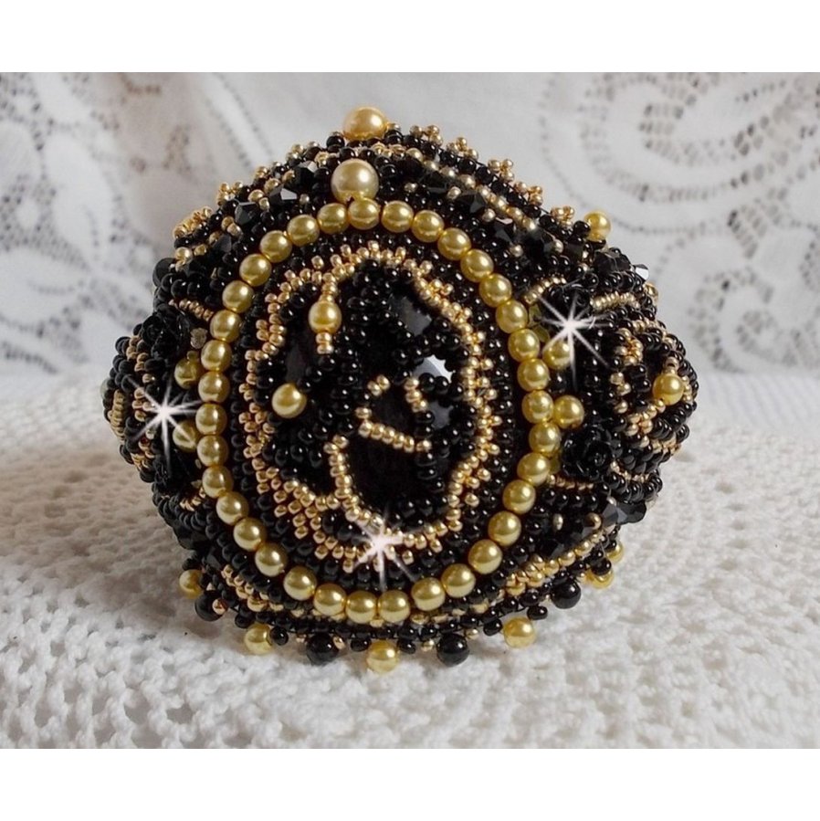 Cleopatra-armband broderat med svart onyx, Swarovski-kristaller och fröpärlor