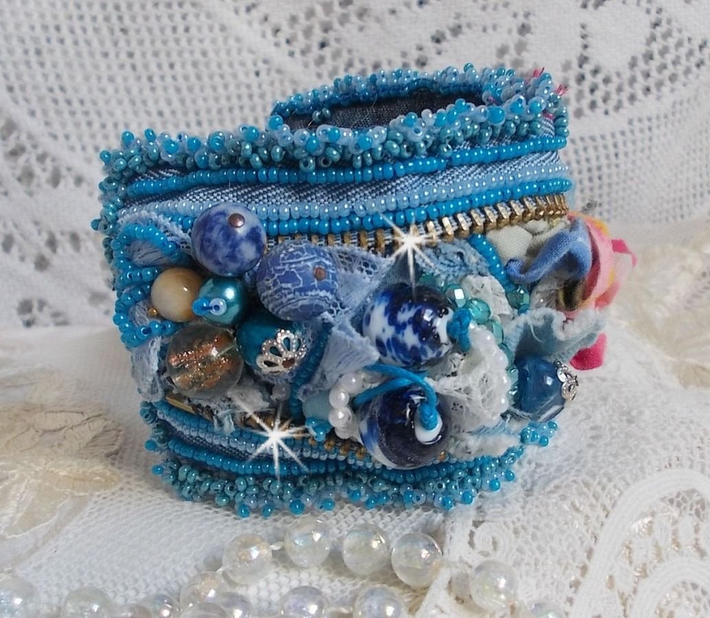 Far West-armband broderat med denimtyg, pärlor av ädelstenar: Sodalite, Agatha, keramikpärlor, bohemiska glaspärlor och fröpärlor.