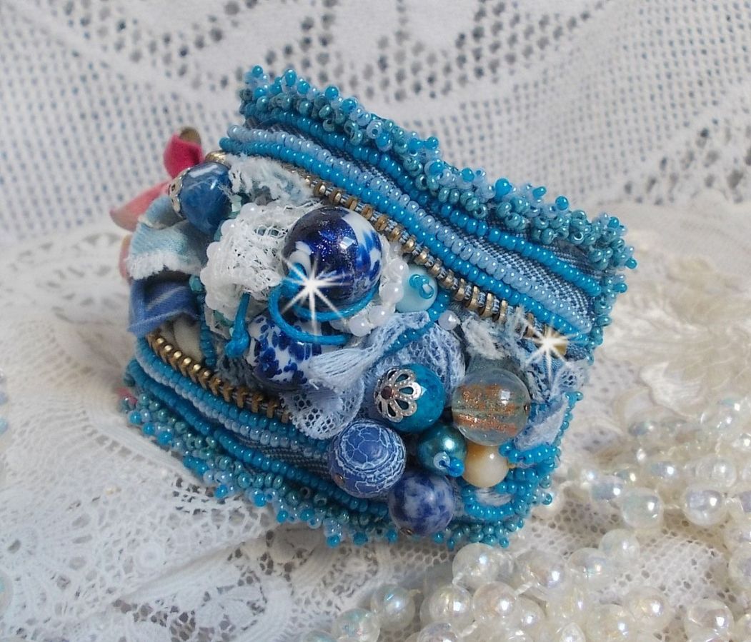 Far West-armband broderat med denimtyg, pärlor av ädelstenar: Sodalite, Agatha, keramikpärlor, bohemiska glaspärlor och fröpärlor.