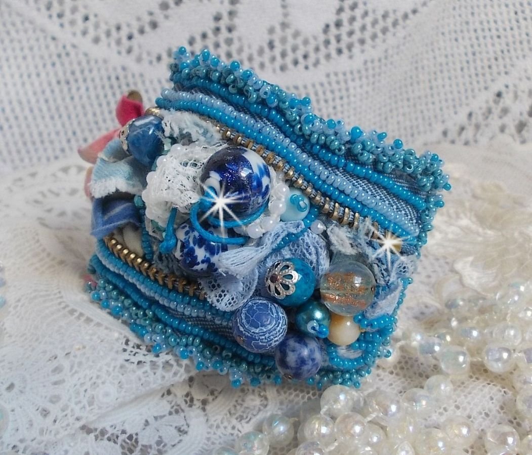 Far West-armband broderat med denimtyg, pärlor av ädelstenar: Sodalite, Agatha, keramikpärlor, bohemiska glaspärlor och fröpärlor.