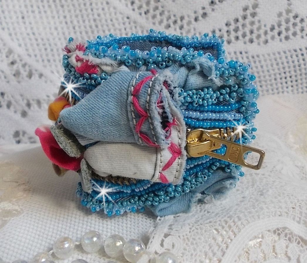 Far West-armband broderat med denimtyg, pärlor av ädelstenar: Sodalite, Agatha, keramikpärlor, bohemiska glaspärlor och fröpärlor.