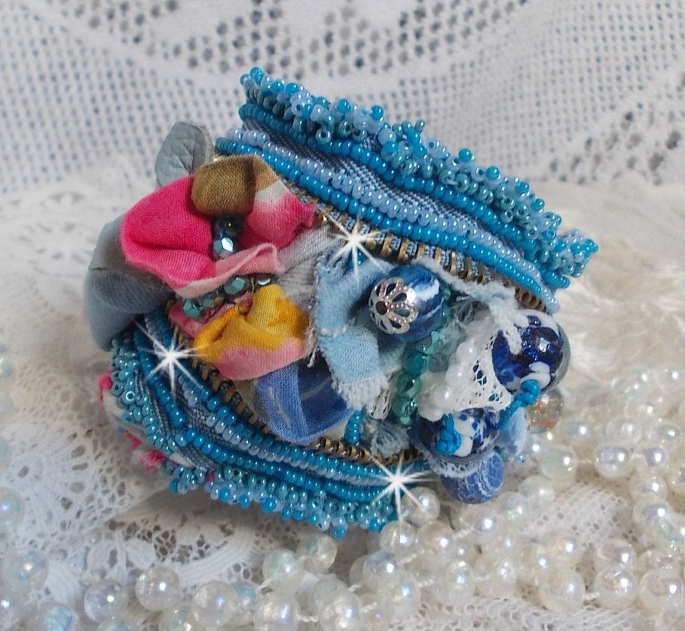 Far West-armband broderat med denimtyg, pärlor av ädelstenar: Sodalite, Agatha, keramikpärlor, bohemiska glaspärlor och fröpärlor.