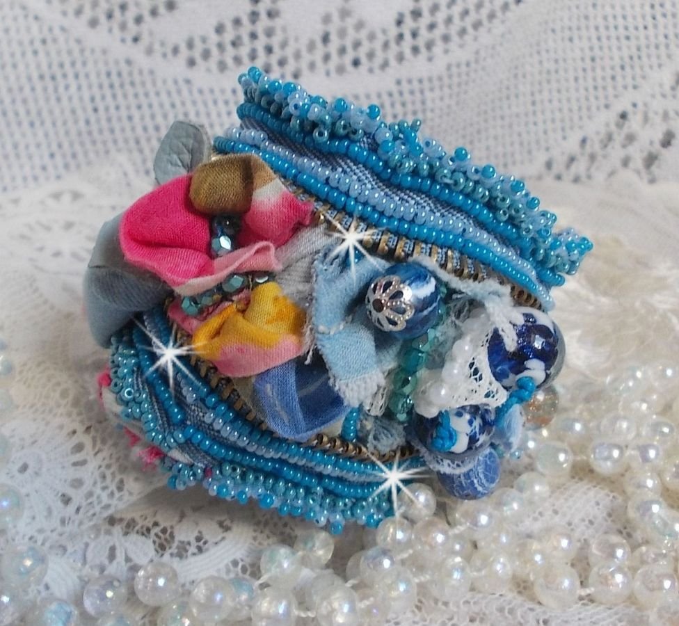 Far West-armband broderat med denimtyg, pärlor av ädelstenar: Sodalite, Agatha, keramikpärlor, bohemiska glaspärlor och fröpärlor.