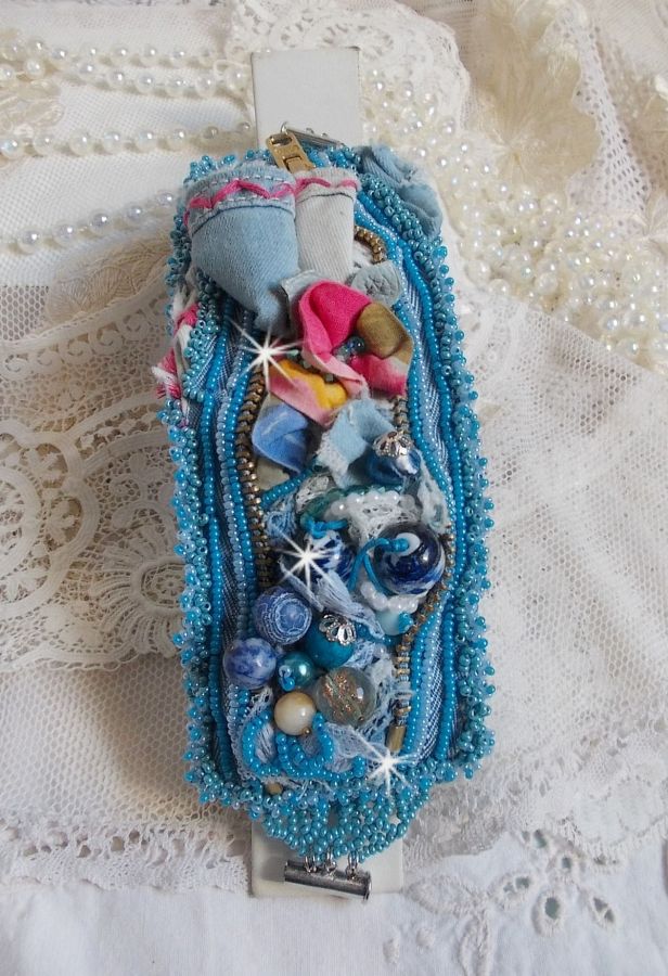 Far West-armband broderat med denimtyg, pärlor av ädelstenar: Sodalite, Agatha, keramikpärlor, bohemiska glaspärlor och fröpärlor.