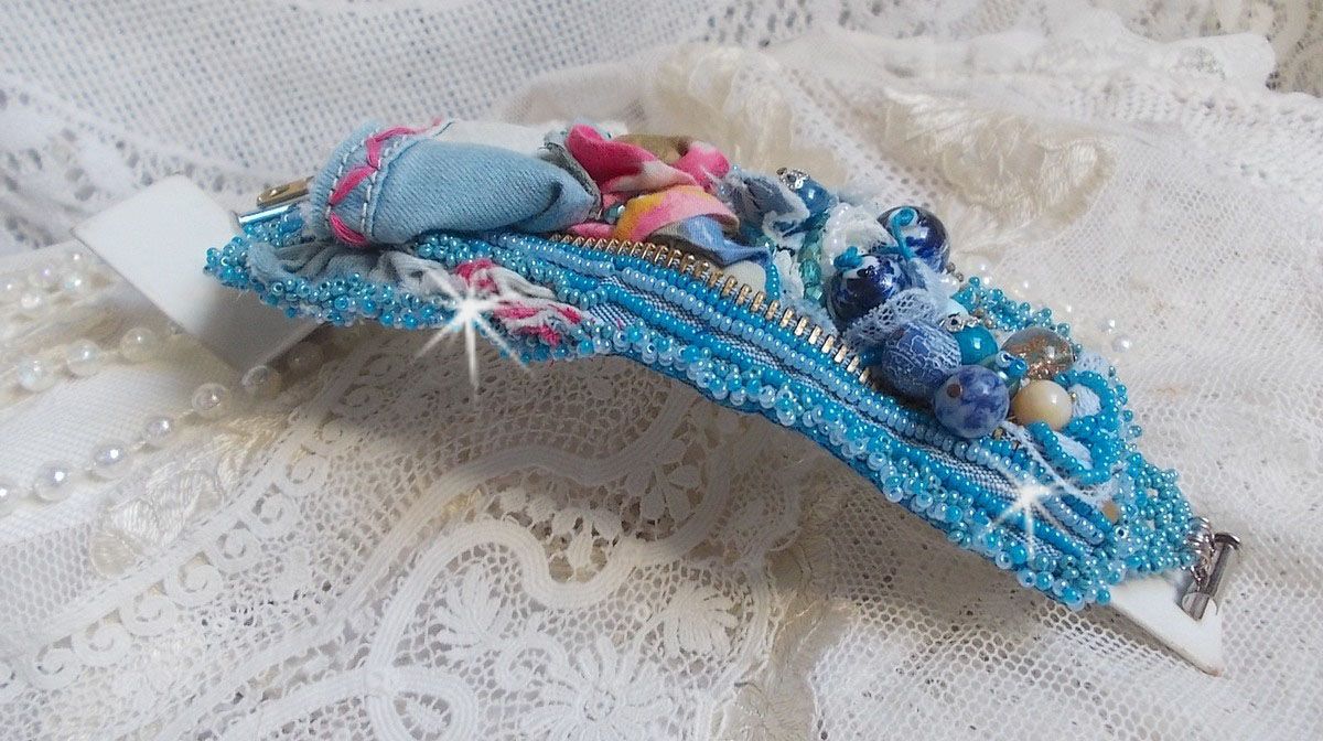 Far West-armband broderat med denimtyg, pärlor av ädelstenar: Sodalite, Agatha, keramikpärlor, bohemiska glaspärlor och fröpärlor.