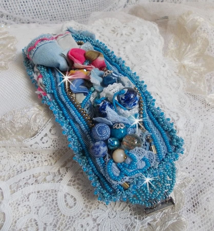 Far West-armband broderat med denimtyg, pärlor av ädelstenar: Sodalite, Agatha, keramikpärlor, bohemiska glaspärlor och fröpärlor.