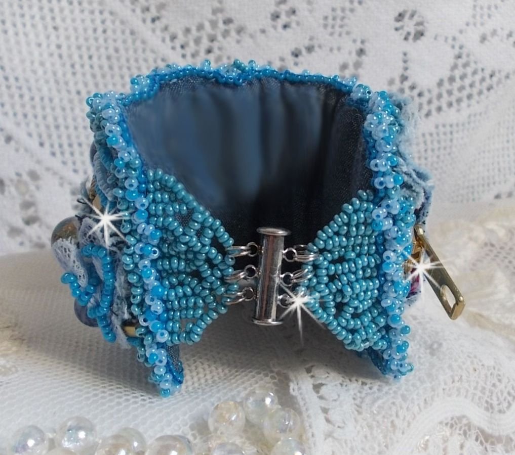 Far West-armband broderat med denimtyg, pärlor av ädelstenar: Sodalite, Agatha, keramikpärlor, bohemiska glaspärlor och fröpärlor.
