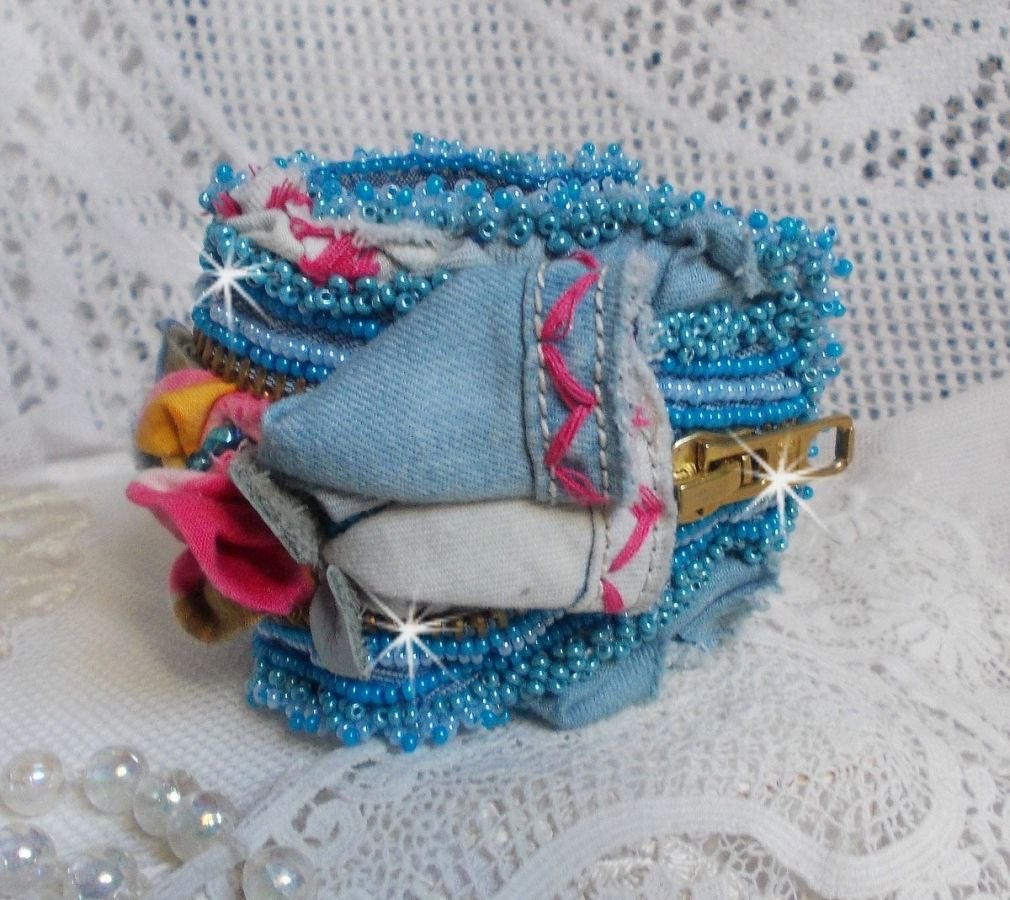 Far West-armband broderat med denimtyg, pärlor av ädelstenar: Sodalite, Agatha, keramikpärlor, bohemiska glaspärlor och fröpärlor.