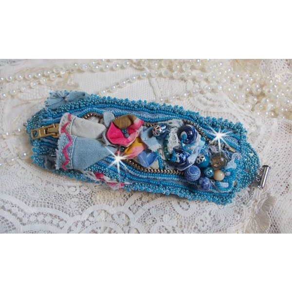 Far West-armband broderat med denimtyg, pärlor av ädelstenar: Sodalite, Agatha, keramikpärlor, bohemiska glaspärlor och fröpärlor.
