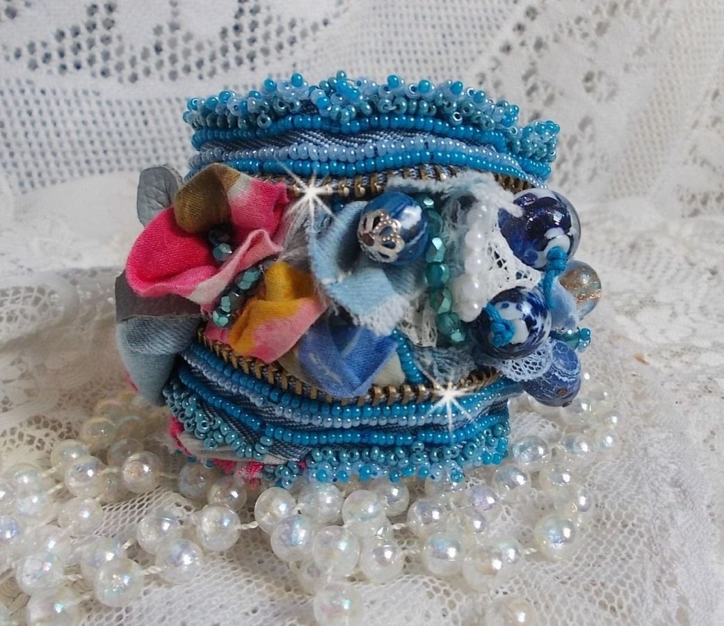 Far West-armband broderat med denimtyg, pärlor av ädelstenar: Sodalite, Agatha, keramikpärlor, bohemiska glaspärlor och fröpärlor.