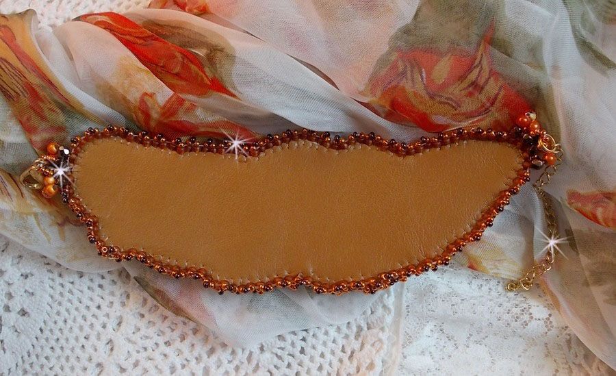 Lady in Orange manschettarmband Haute-Couture broderat med Swarovski-kristaller och Miyuki fröpärlor.