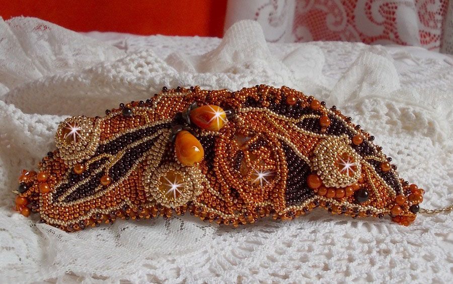 Lady in Orange manschettarmband Haute-Couture broderat med Swarovski-kristaller och Miyuki fröpärlor.