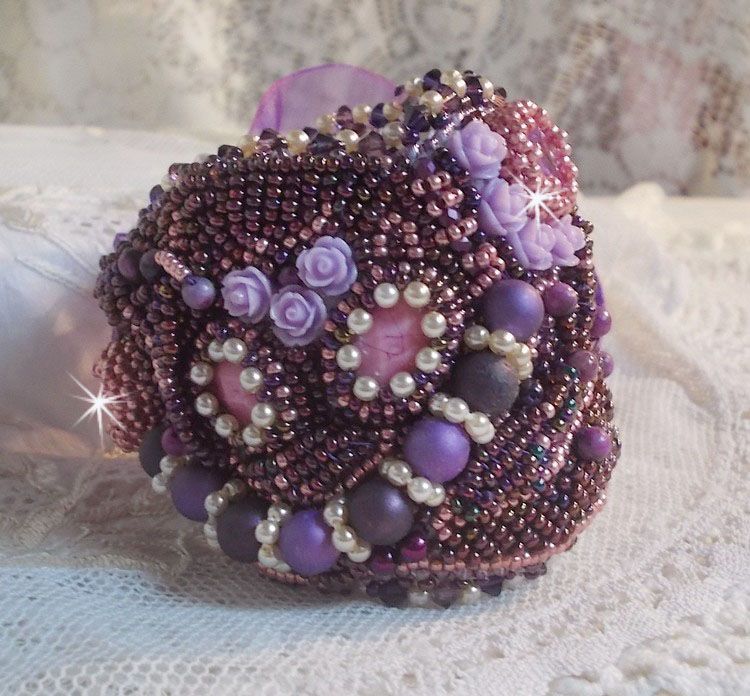 Kinesiskt armband med lila stenar broderat med fina stenar: sugiliter, Swarovskikristaller, fröpärlor och ett lila organzaband.