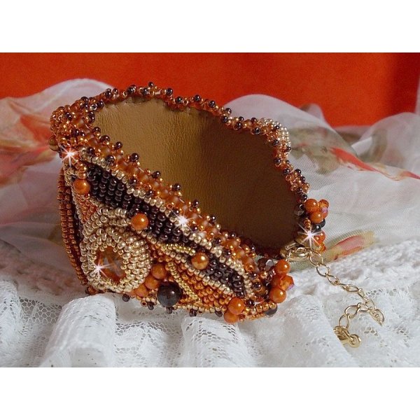 Lady in Orange manschettarmband Haute-Couture broderat med Swarovski-kristaller och Miyuki fröpärlor.