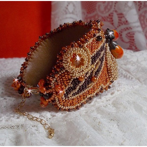 Lady in Orange manschettarmband Haute-Couture broderat med Swarovski-kristaller och Miyuki fr&ouml;p&auml;rlor.