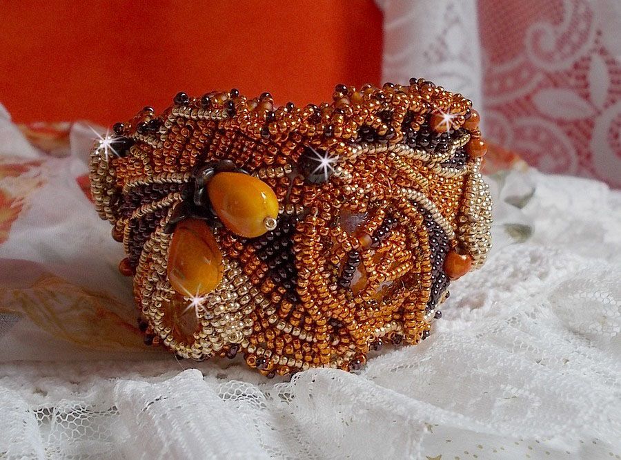Lady in Orange manschettarmband Haute-Couture broderat med Swarovski-kristaller och Miyuki fröpärlor.