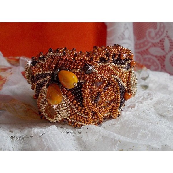 Lady in Orange manschettarmband Haute-Couture broderat med Swarovski-kristaller och Miyuki fröpärlor.