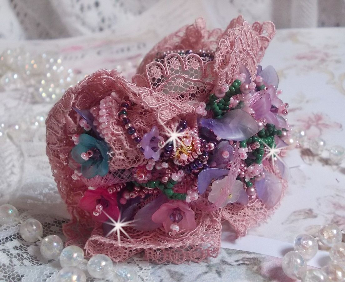 Jardin Poétique manschettarmband broderat med Old Rose Antique spetsar, Swarovski-kristaller, 18 och 24 karat guldpläterade tillbehör, pärlemor, pärlor och pärlpärlor