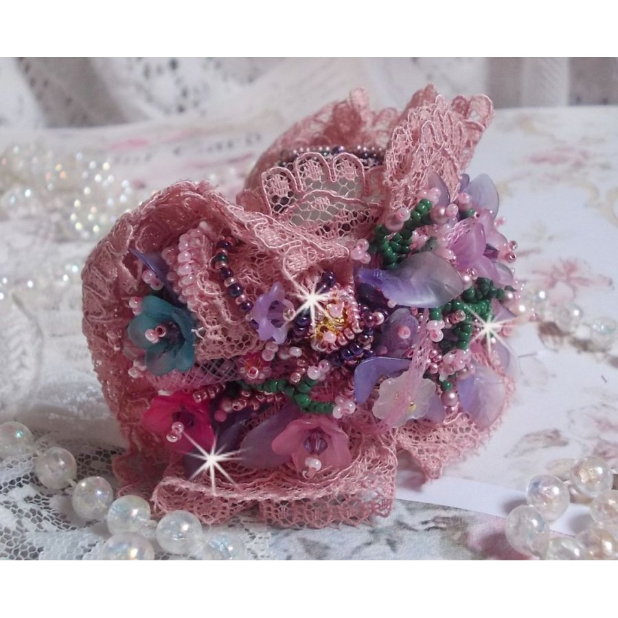 Jardin Poétique manschettarmband broderat med Old Rose Antique spetsar, Swarovski-kristaller, 18 och 24 karat guldpläterade tillbehör, pärlemor, pärlor och pärlpärlor