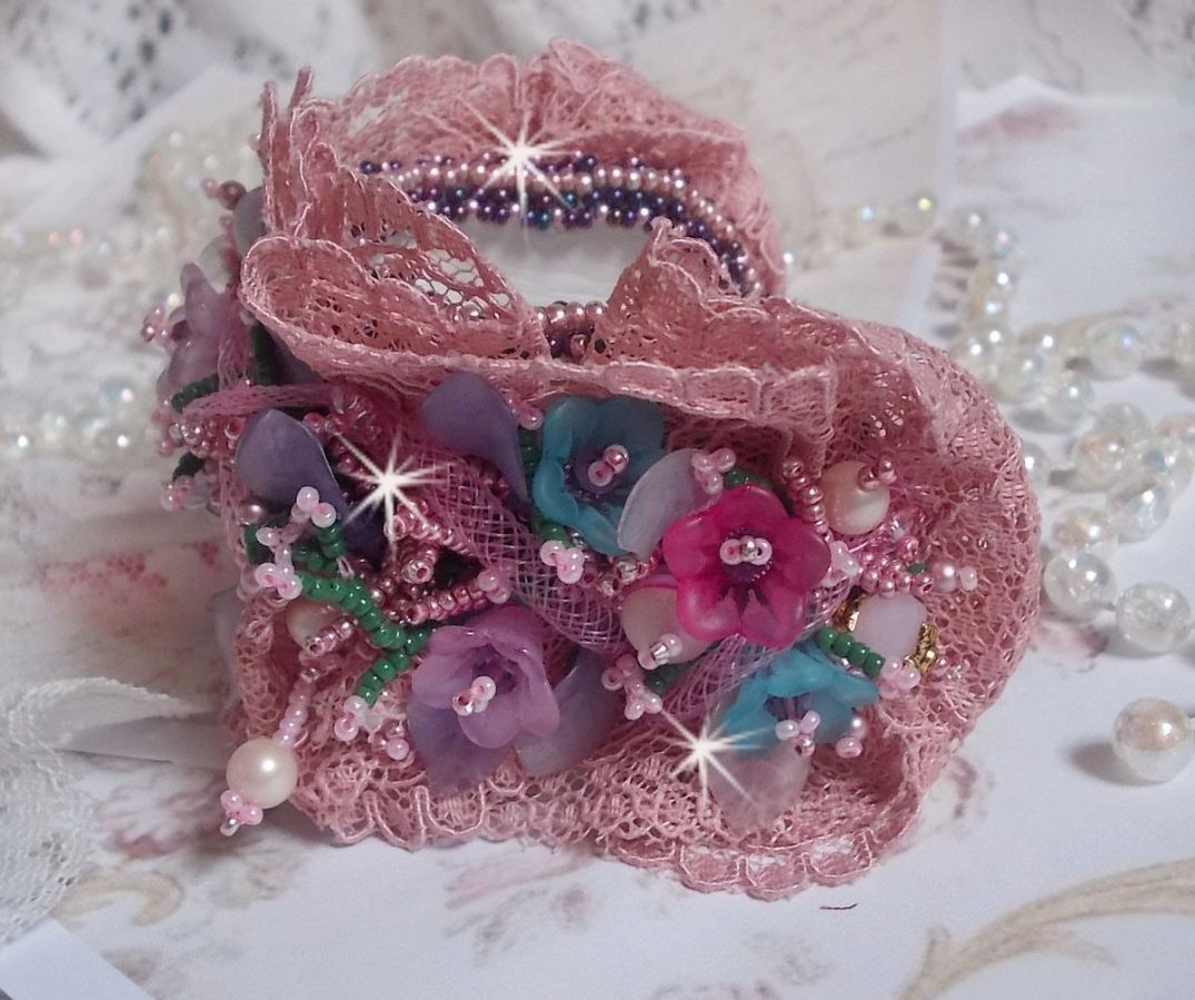 Jardin Poétique manschettarmband broderat med Old Rose Antique spetsar, Swarovski-kristaller, 18 och 24 karat guldpläterade tillbehör, pärlemor, pärlor och pärlpärlor