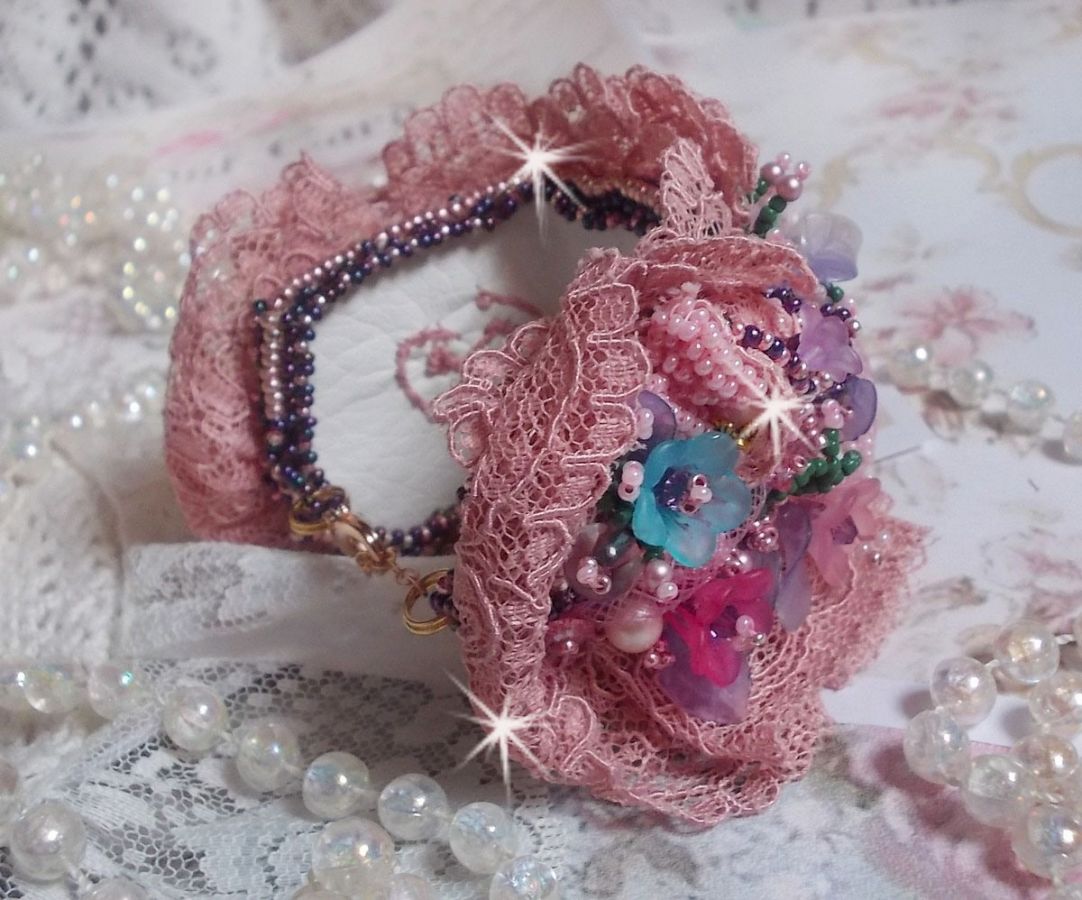 Jardin Poétique manschettarmband broderat med Old Rose Antique spetsar, Swarovski-kristaller, 18 och 24 karat guldpläterade tillbehör, pärlemor, pärlor och pärlpärlor