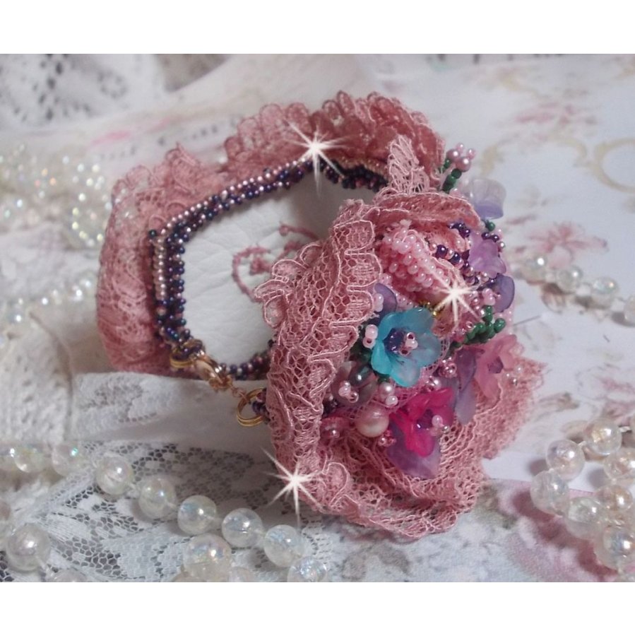 Jardin Poétique manschettarmband broderat med Old Rose Antique spetsar, Swarovski-kristaller, 18 och 24 karat guldpläterade tillbehör, pärlemor, pärlor och pärlpärlor