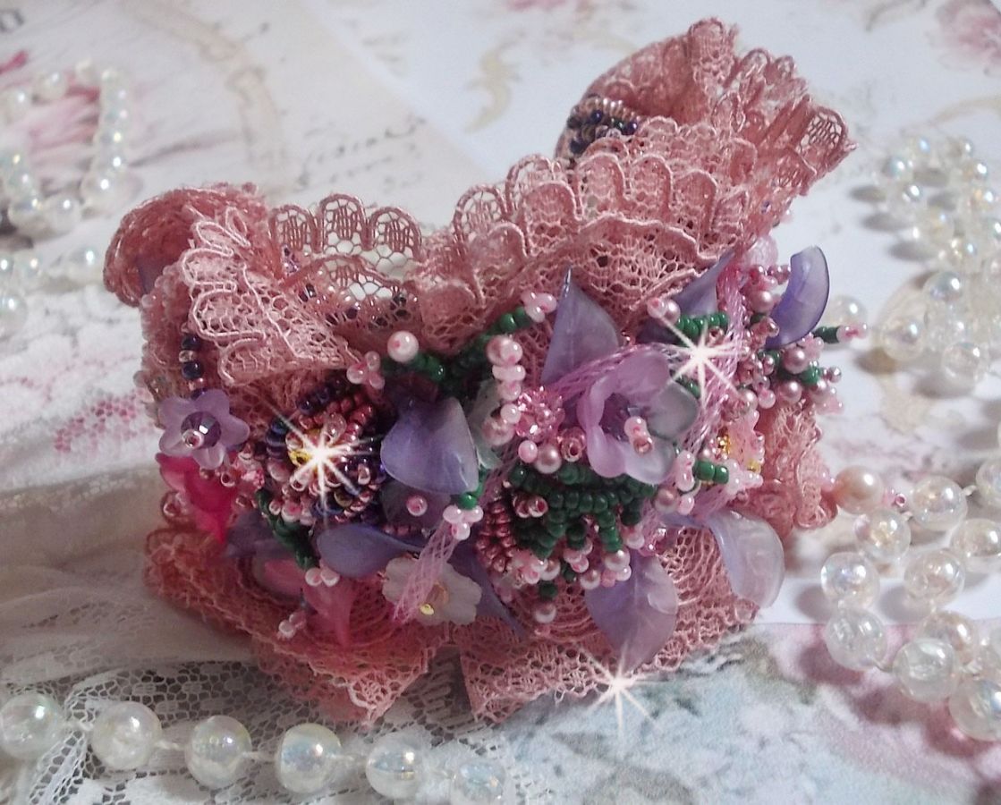Jardin Poétique manschettarmband broderat med Old Rose Antique spetsar, Swarovski-kristaller, 18 och 24 karat guldpläterade tillbehör, pärlemor, pärlor och pärlpärlor