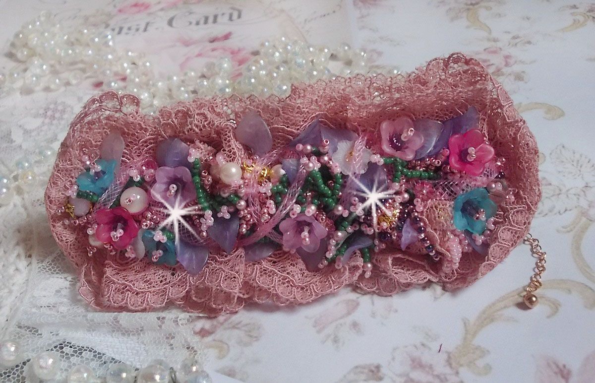 Jardin Poétique manschettarmband broderat med Old Rose Antique spetsar, Swarovski-kristaller, 18 och 24 karat guldpläterade tillbehör, pärlemor, pärlor och pärlpärlor