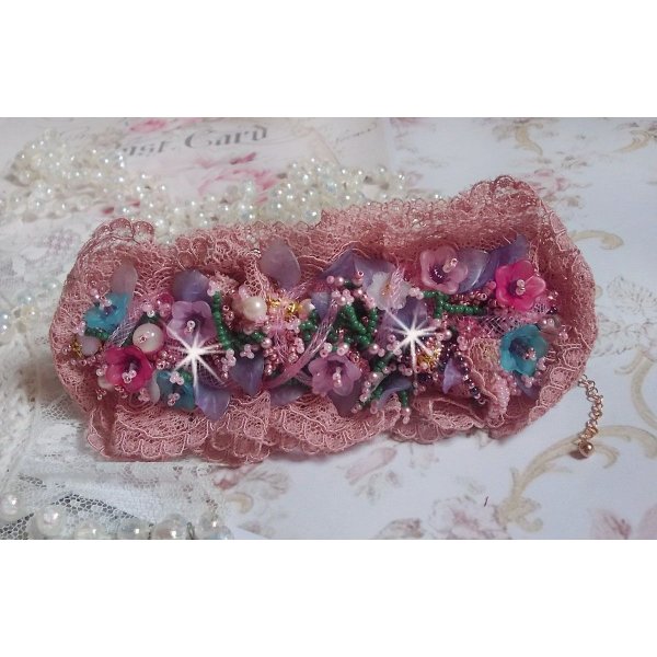 Jardin Poétique manschettarmband broderat med Old Rose Antique spetsar, Swarovski-kristaller, 18 och 24 karat guldpläterade tillbehör, pärlemor, pärlor och pärlpärlor