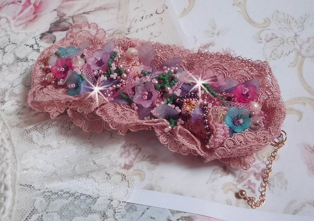 Jardin Poétique manschettarmband broderat med Old Rose Antique spetsar, Swarovski-kristaller, 18 och 24 karat guldpläterade tillbehör, pärlemor, pärlor och pärlpärlor