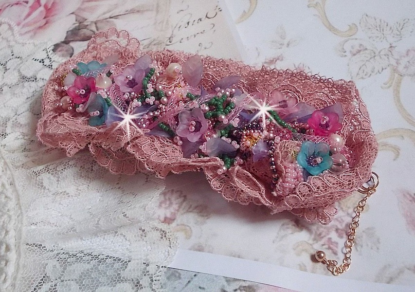 Jardin Po&eacute;tique manschettarmband broderat med Old Rose Antique spetsar, Swarovski-kristaller, 18 och 24 karat guldpl&auml;terade tillbeh&ouml;r, p&auml;rlemor, p&auml;rlor och p&auml;rlp&auml;rlor