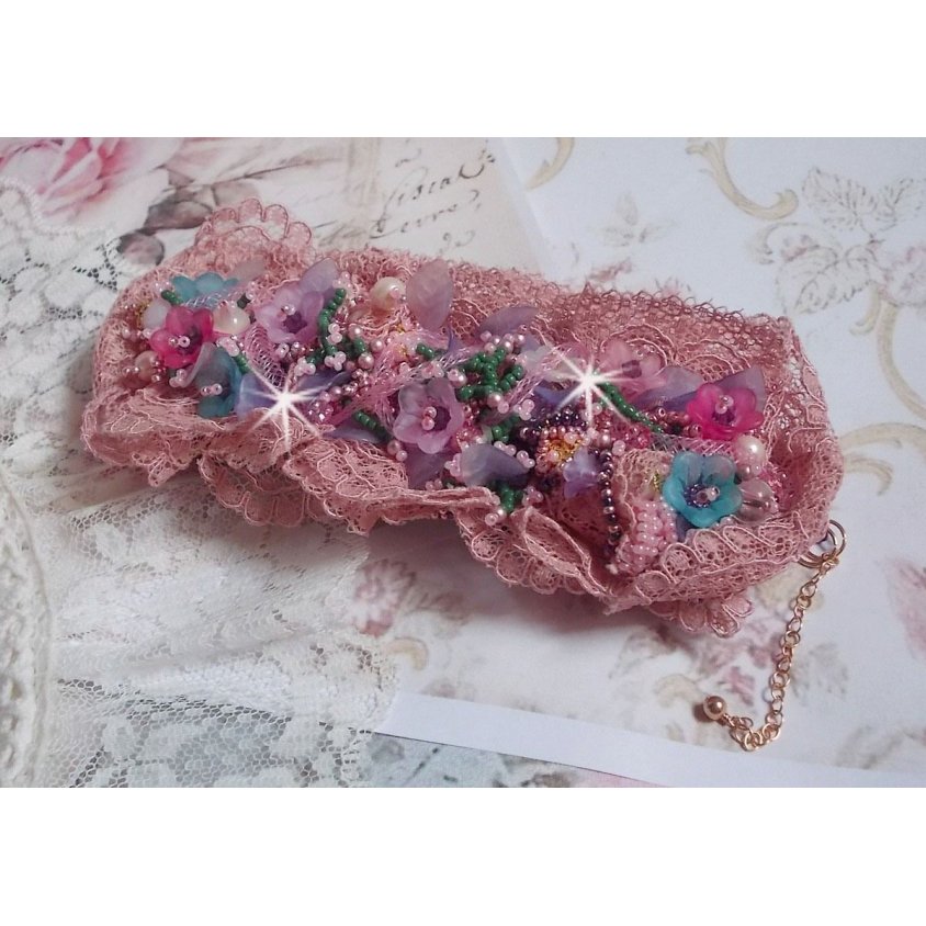Jardin Poétique manschettarmband broderat med Old Rose Antique spetsar, Swarovski-kristaller, 18 och 24 karat guldpläterade tillbehör, pärlemor, pärlor och pärlpärlor