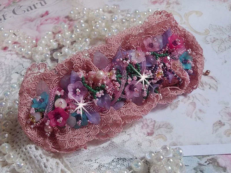 Jardin Po&eacute;tique manschettarmband broderat med Old Rose Antique spetsar, Swarovski-kristaller, 18 och 24 karat guldpl&auml;terade tillbeh&ouml;r, p&auml;rlemor, p&auml;rlor och p&auml;rlp&auml;rlor