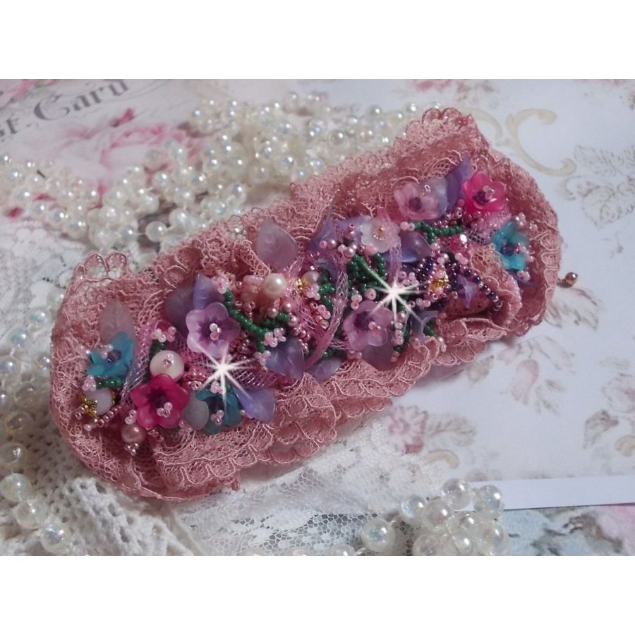 Jardin Poétique manschettarmband broderat med Old Rose Antique spetsar, Swarovski-kristaller, 18 och 24 karat guldpläterade tillbehör, pärlemor, pärlor och pärlpärlor
