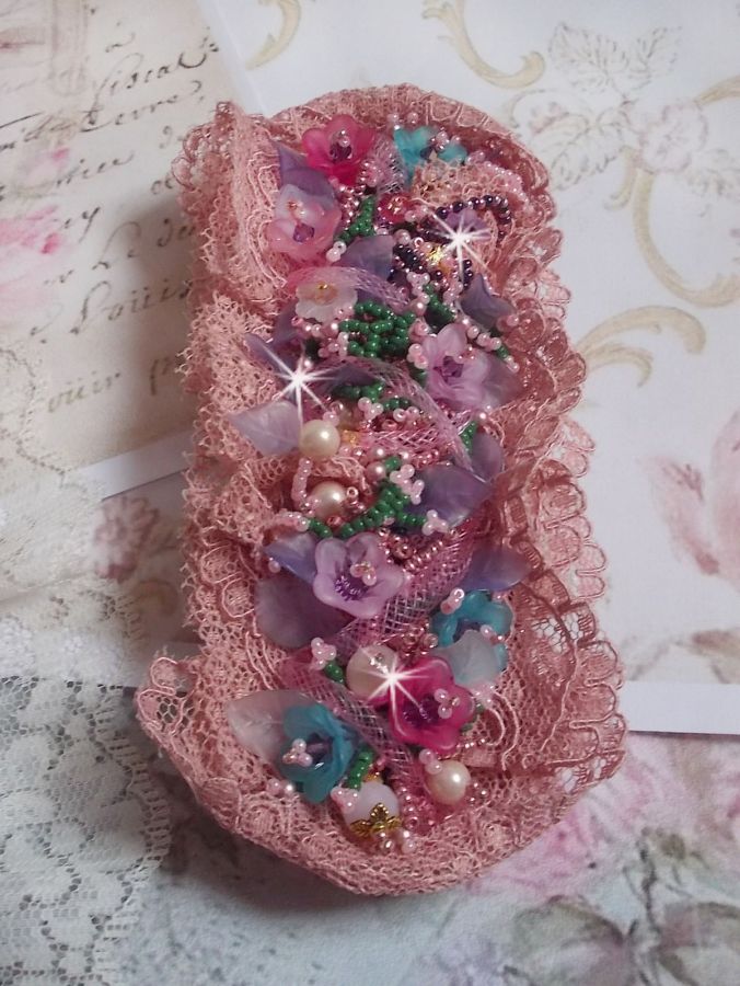 Jardin Poétique manschettarmband broderat med Old Rose Antique spetsar, Swarovski-kristaller, 18 och 24 karat guldpläterade tillbehör, pärlemor, pärlor och pärlpärlor